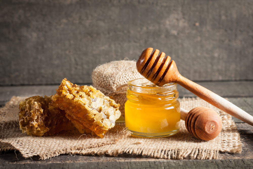 fresh raw honey and comb